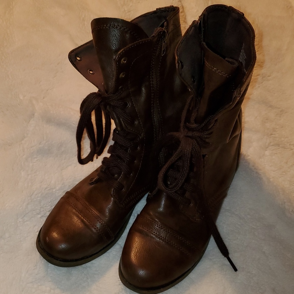 Brown lack/zip up boots, 7.5
